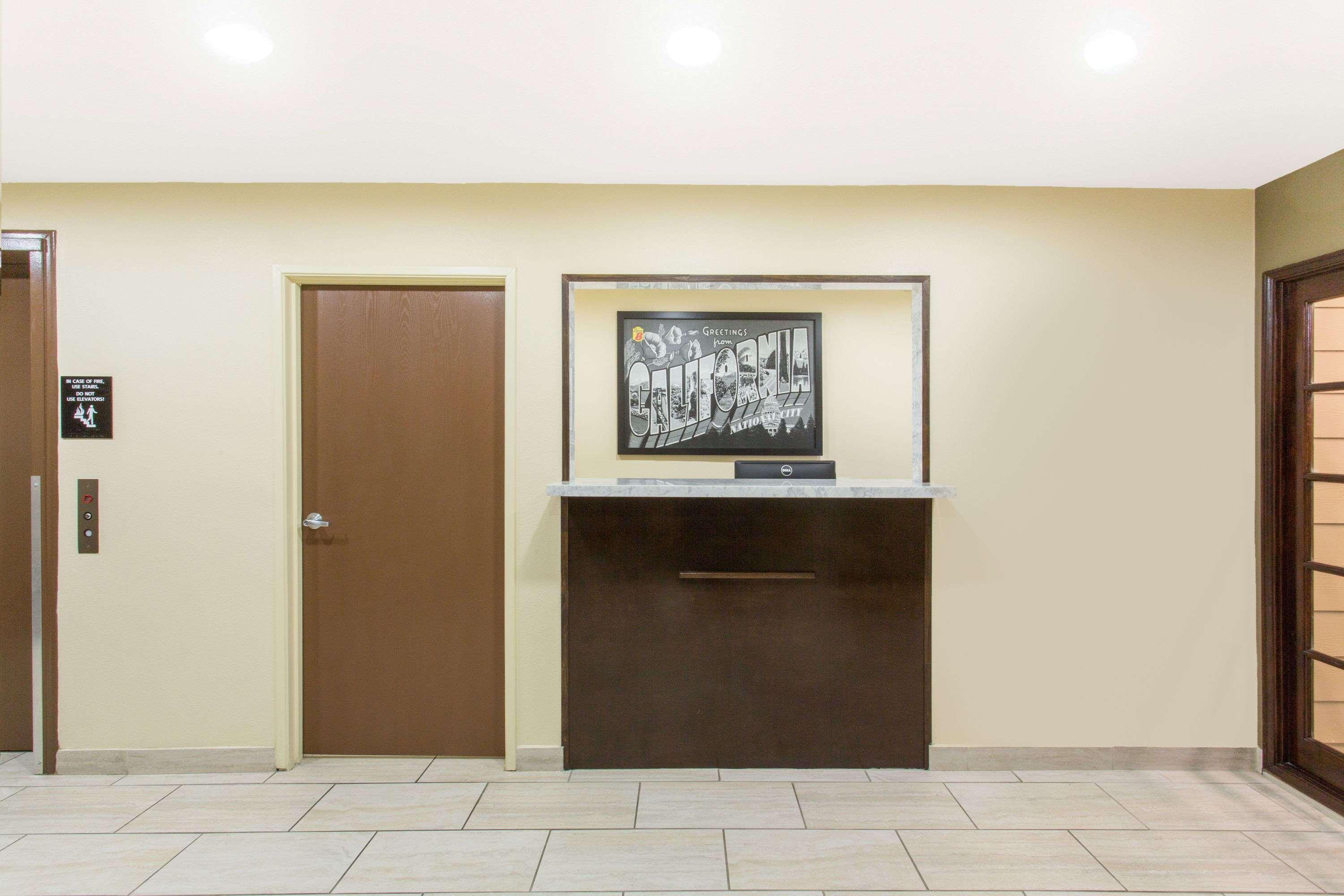 Super 8 By Wyndham National City Chula Vista Eksteriør billede